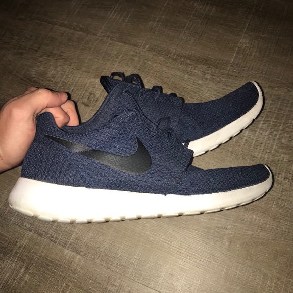 nike roshe run all black